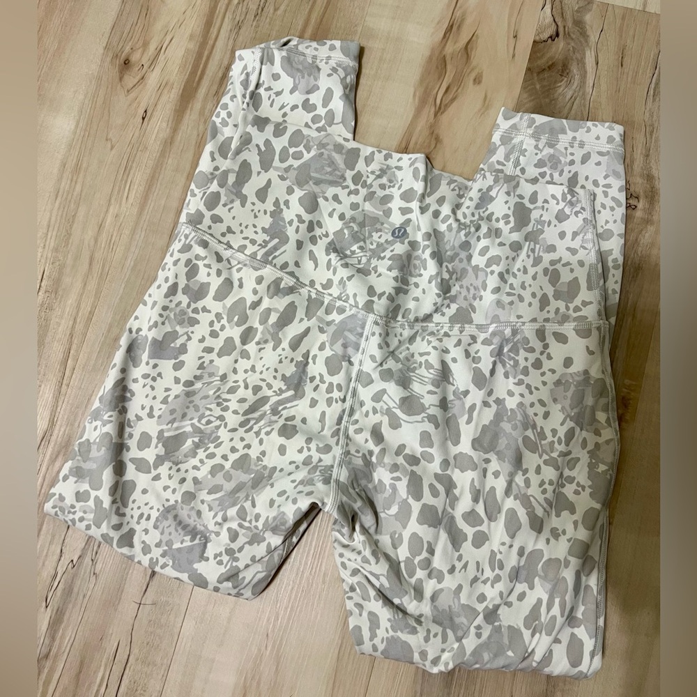 Lululemon Size 10 Super Soft Stylish Gray Patterned Leggings